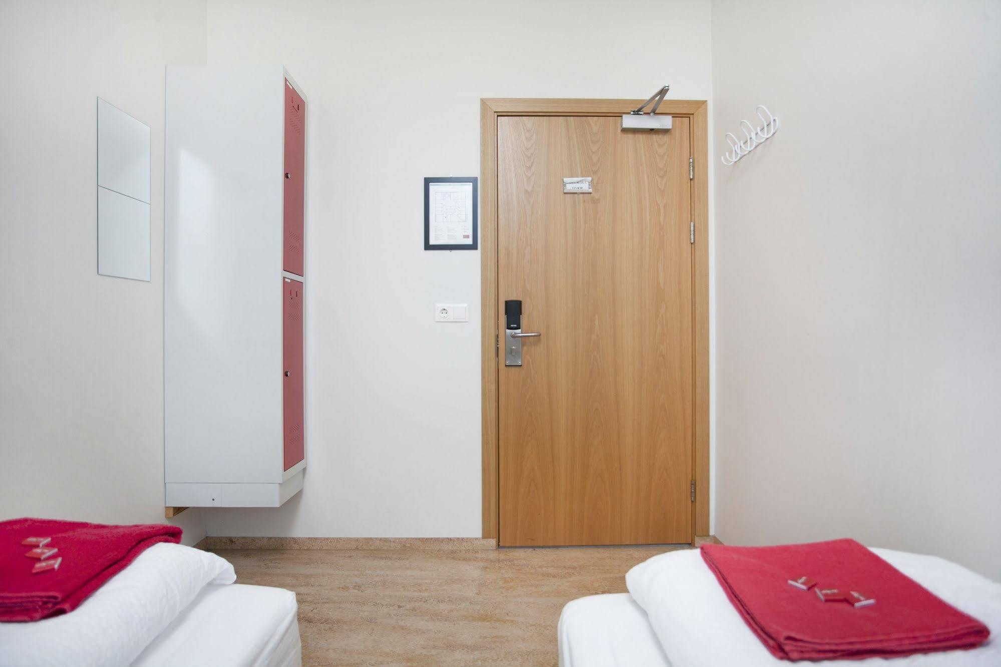 Bus Hostel Reykjavik - Reykjavik Terminal Экстерьер фото